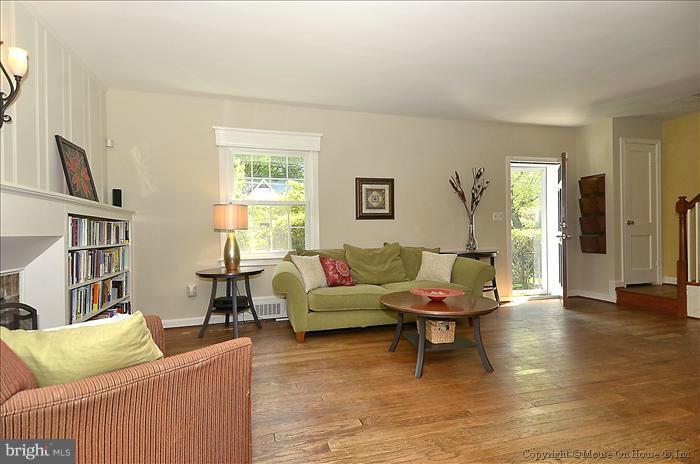 9120 Sudbury Road Silver Spring, MD 20901 - Photo 8 of 25 Living Room