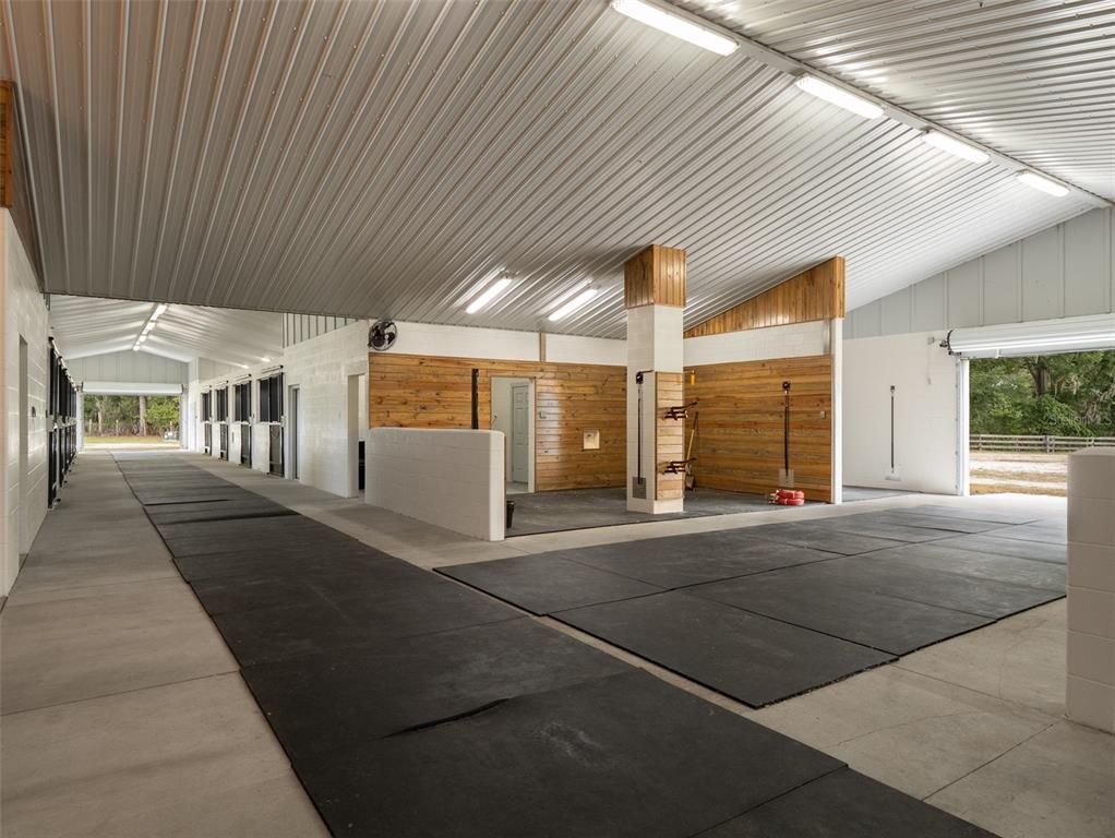 15225 Northwest 112th Place Road Morriston, FL 32668 - Photo 23 of 39 a porch with seating space