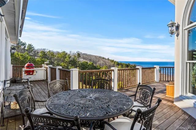 a view of balcony patio and deck