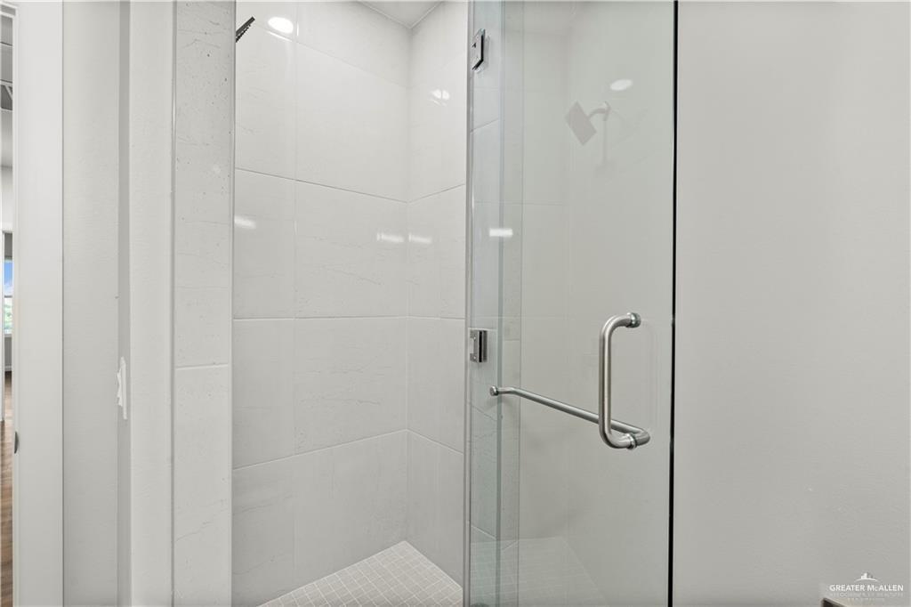 3512 Vanessa Lane, Unit 2 Weslaco, TX 78599 - Photo 16 of 21 a bathroom with a glass shower door