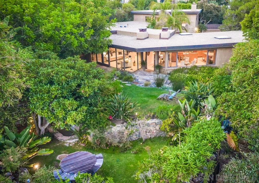 945 Crest Road Del Mar, CA 92014 - Photo 21 of 23 a view of a chairs and table in a backyard