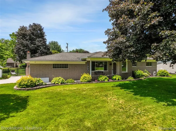 $394,000 | 6042 Ravenswood Drive, Utica, MI 48316