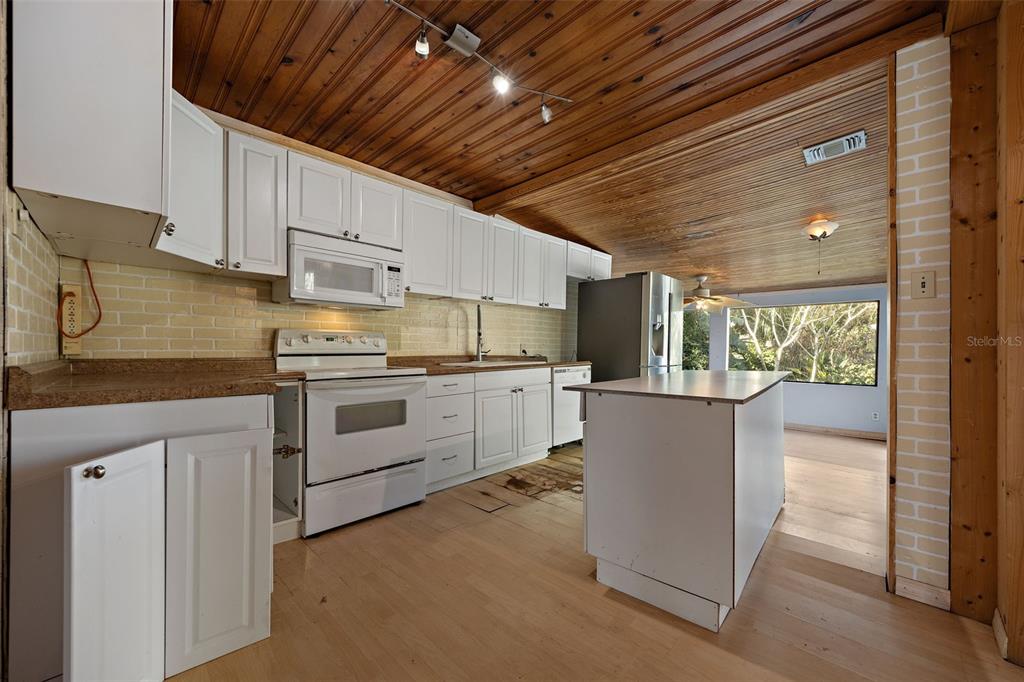 2802 Wilson Circle Lutz, FL 33548 - Photo 12 of 54