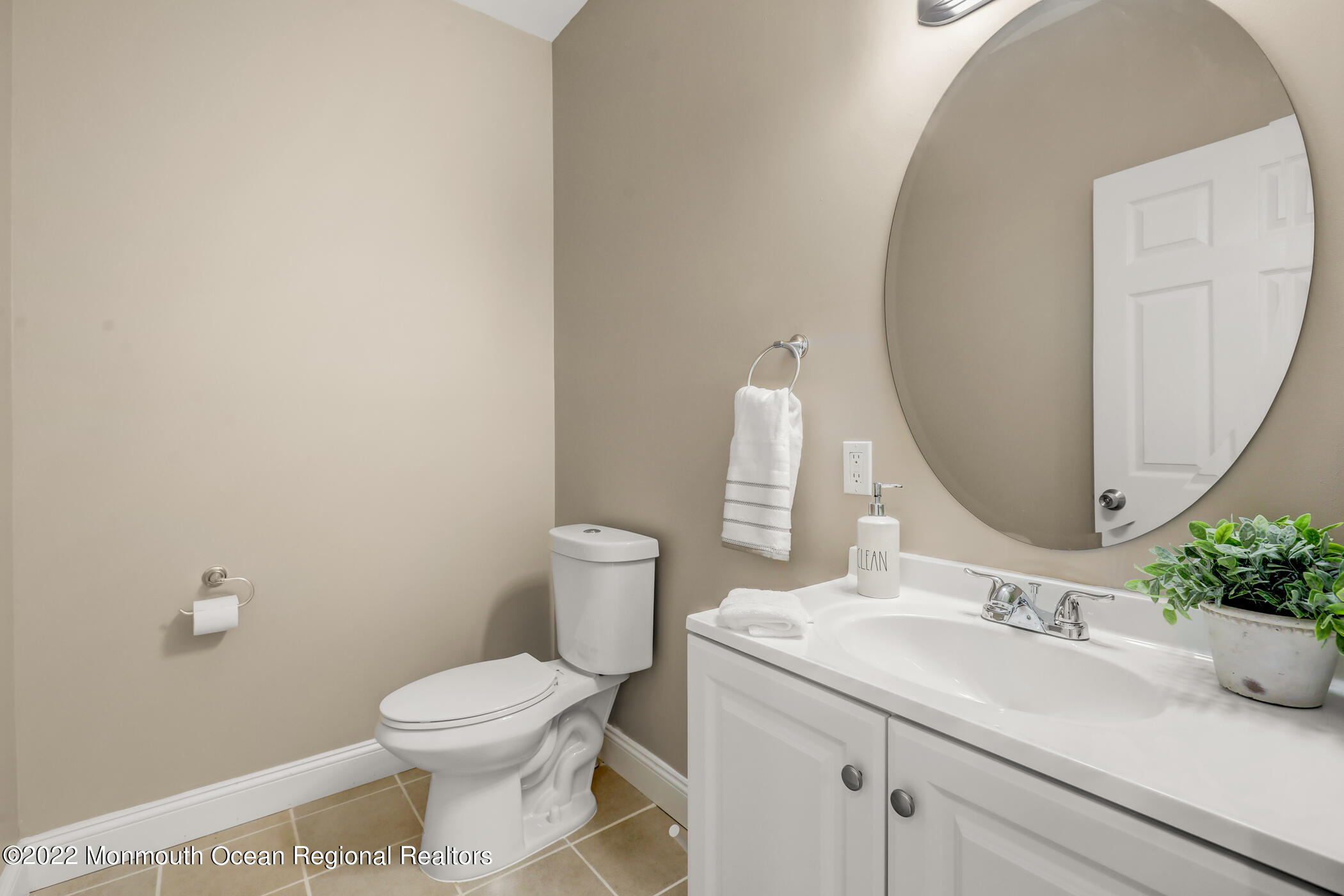 599 Line Road Aberdeen, NJ 07747 - Photo 4 of 40 16 - Half Bathroom