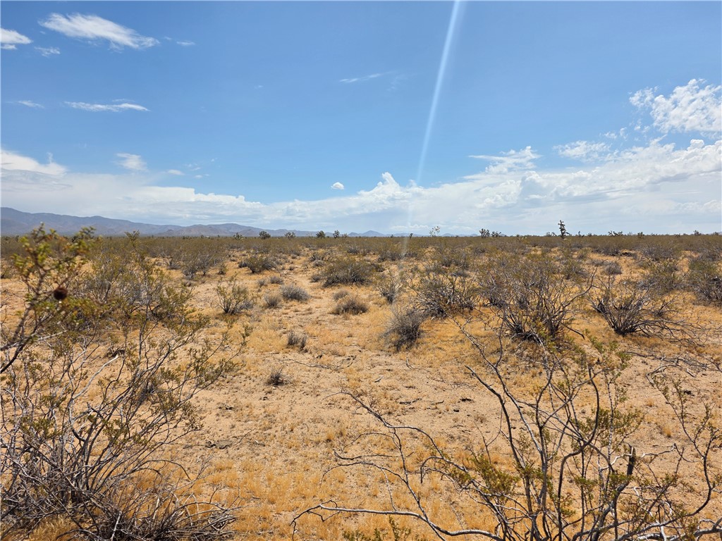 2328 South Tom Mix Road Yucca, AZ 86438 - Photo 10 of 17 a view of city and ocean