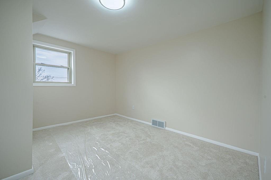 1435 Morrow Road Pittsburgh, PA 15241 - Photo 19 of 26 an empty room with a workbench