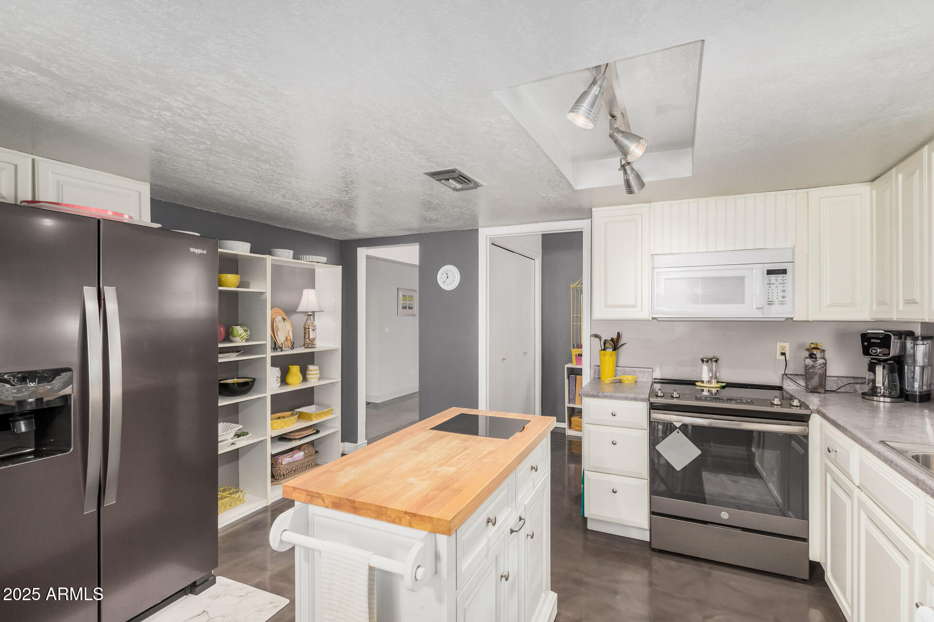 2329 North Recker Road, Unit 59 Mesa, AZ 85215 - Photo 9 of 32 Kitchen with Island