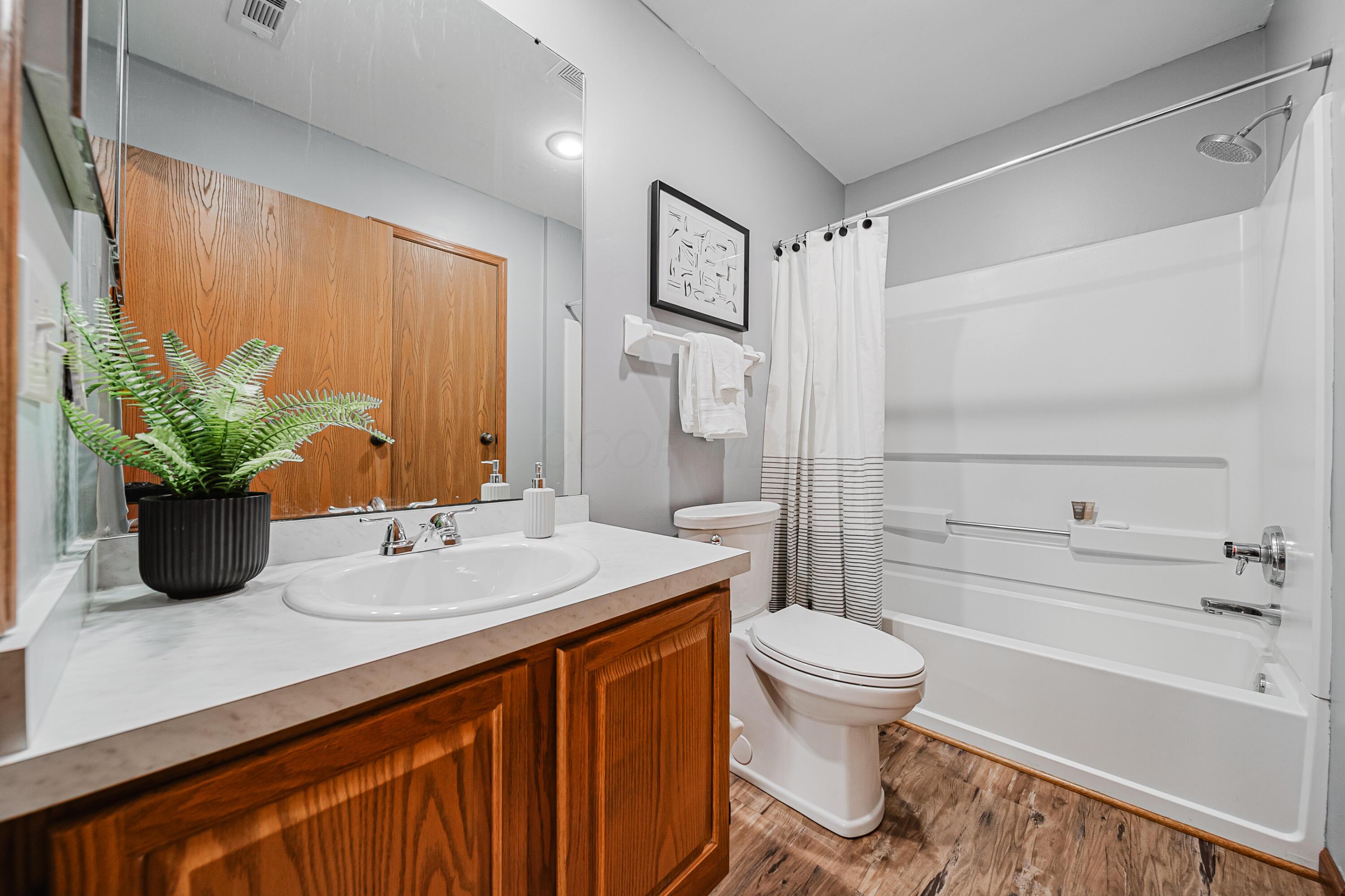 1237 Dunhurst Street Circleville, OH 43113 - Photo 29 of 39 Bathroom 1