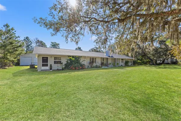 a view of a house with backyard and garden