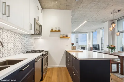 700 North Larrabee Street, Unit 1601, Chicago, IL 60654