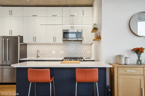 700 North Larrabee Street, Unit 1601, Chicago, IL 60654