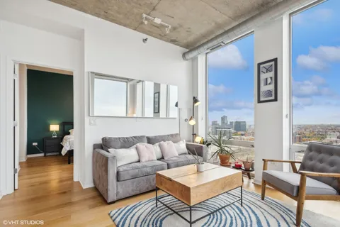 700 North Larrabee Street, Unit 1601, Chicago, IL 60654