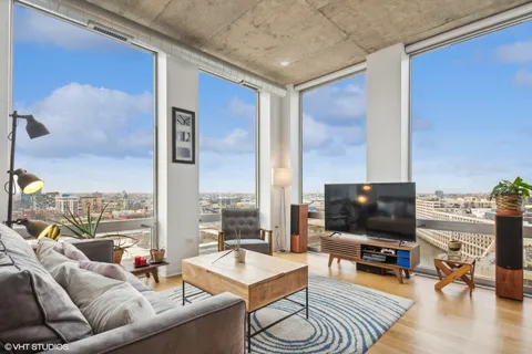 700 North Larrabee Street, Unit 1601, Chicago, IL 60654