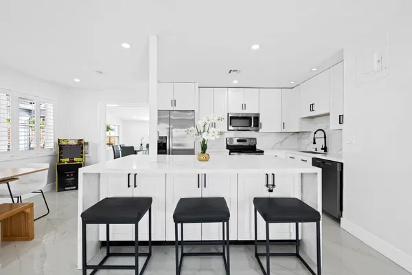 $7,900 | 865 Northeast 23rd Terrace, Pompano Beach, FL 33062