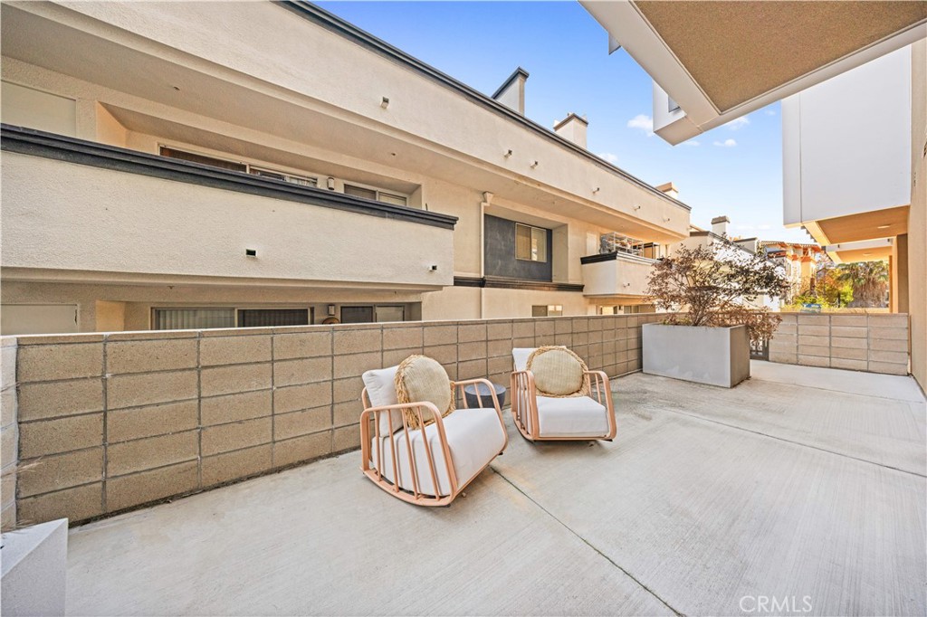 709 East Walnut Street, Unit 222 Pasadena, CA 91101 - Photo 15 of 46 a living room with furniture