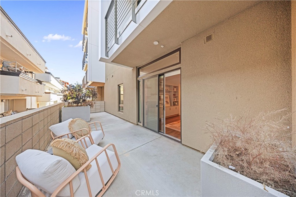709 East Walnut Street, Unit 222 Pasadena, CA 91101 - Photo 16 of 46 a living room with furniture