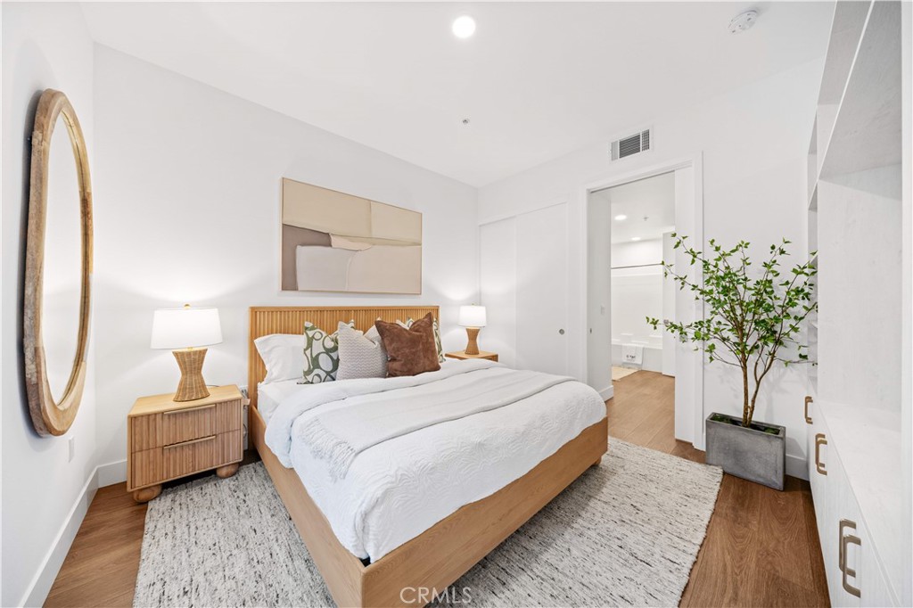 709 East Walnut Street, Unit 222 Pasadena, CA 91101 - Photo 9 of 46 a bedroom with bed and a potted plant