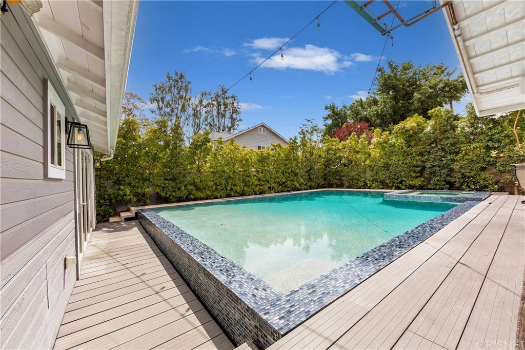 24344 Valley Street Newhall, CA 91321 - Photo 33 of 49 Guest House entry