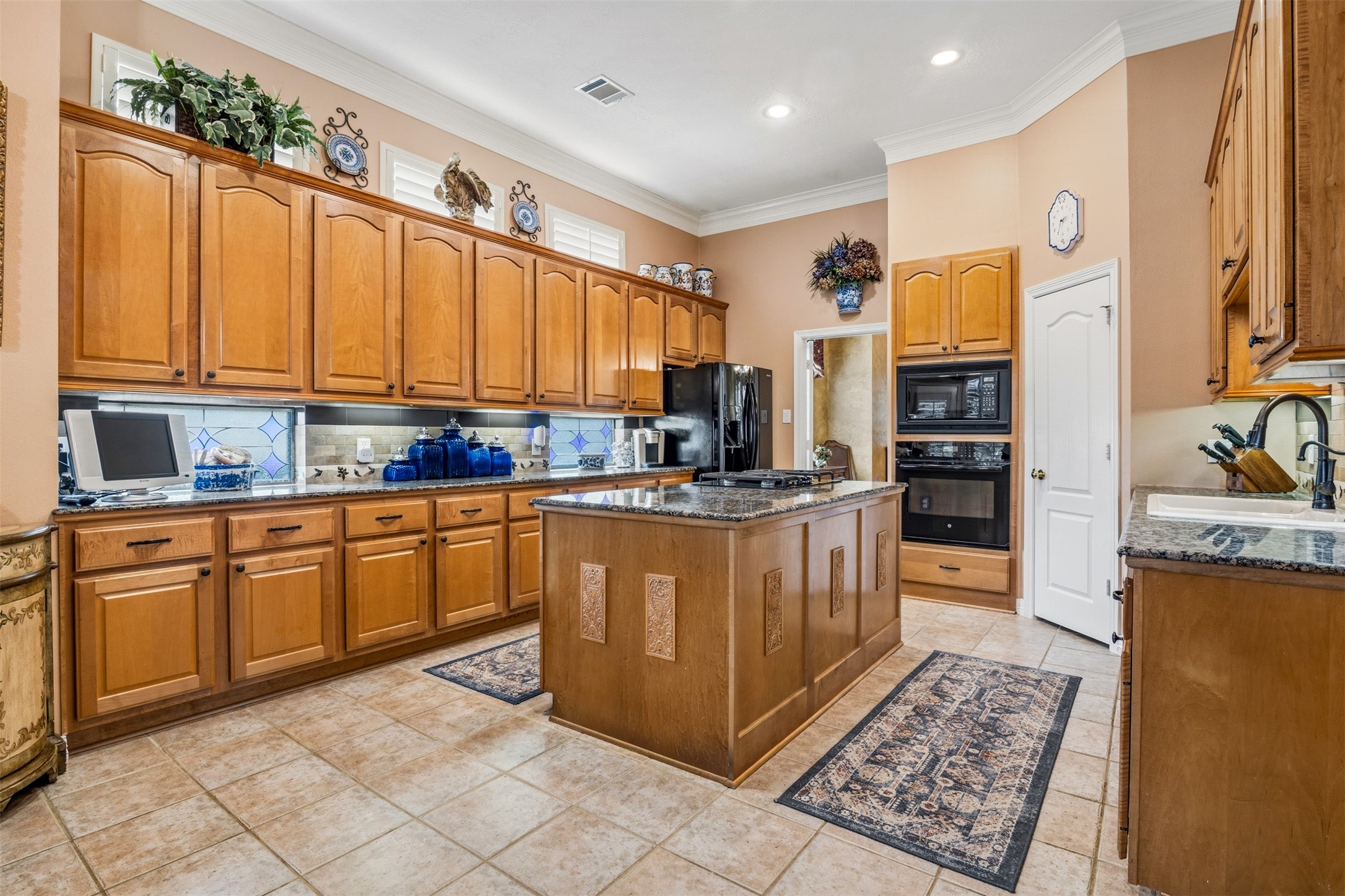 12215 Pebble Meadows Houston, TX 77041 - Photo 11 of 44 The spacious kitchen is ready for its new chef. The kitchen has an abundance of storage space to include an island with gas cook top and extra storage.