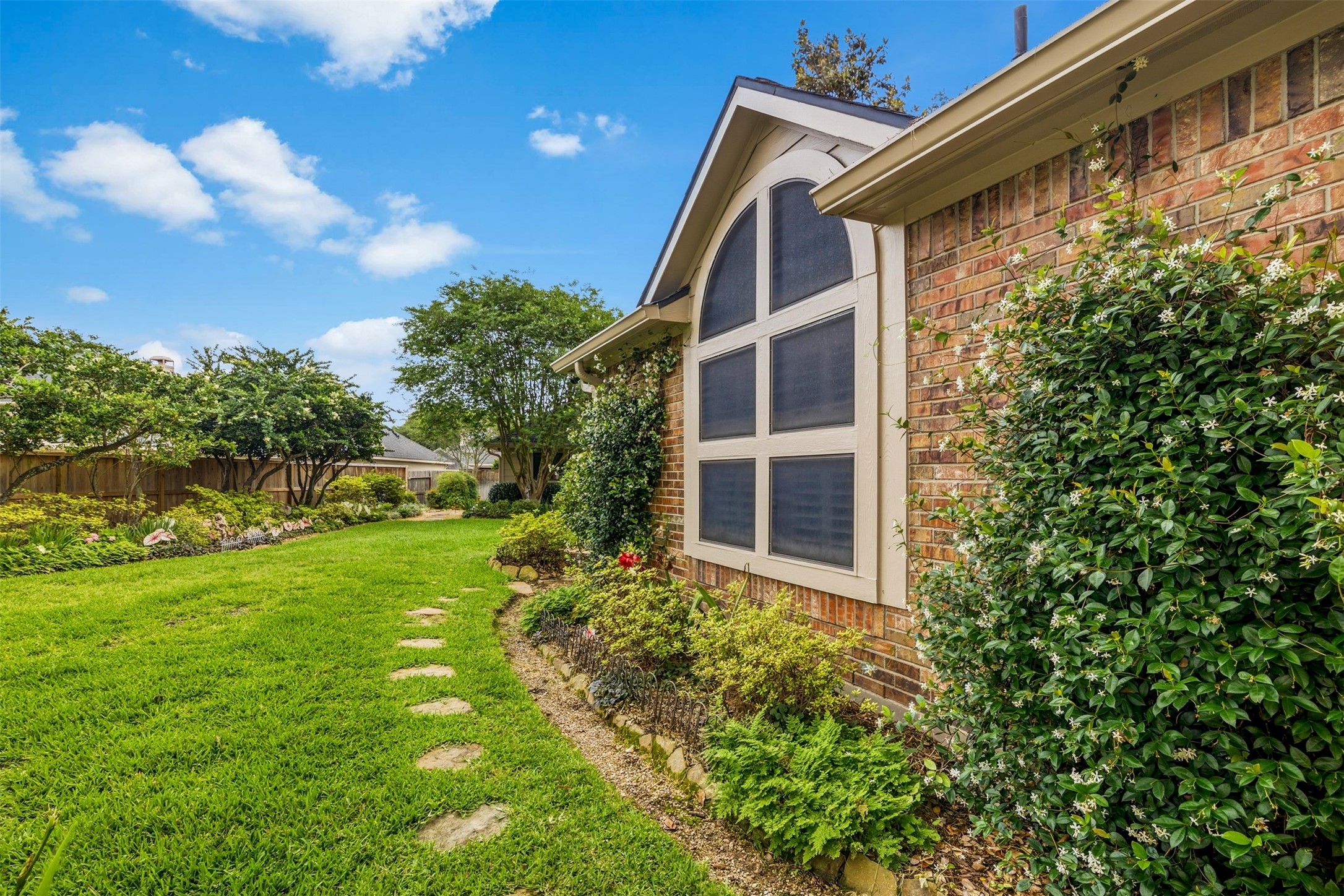 12215 Pebble Meadows Houston, TX 77041 - Photo 33 of 44 View of the side yard with stone walkway.