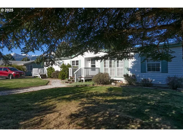 a view of a house with a yard