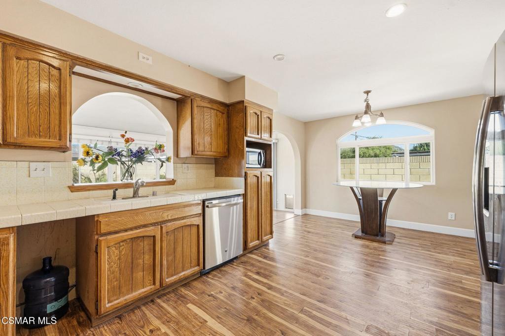 6271 Marsha Avenue Simi Valley, CA 93063 - Photo 3 of 47