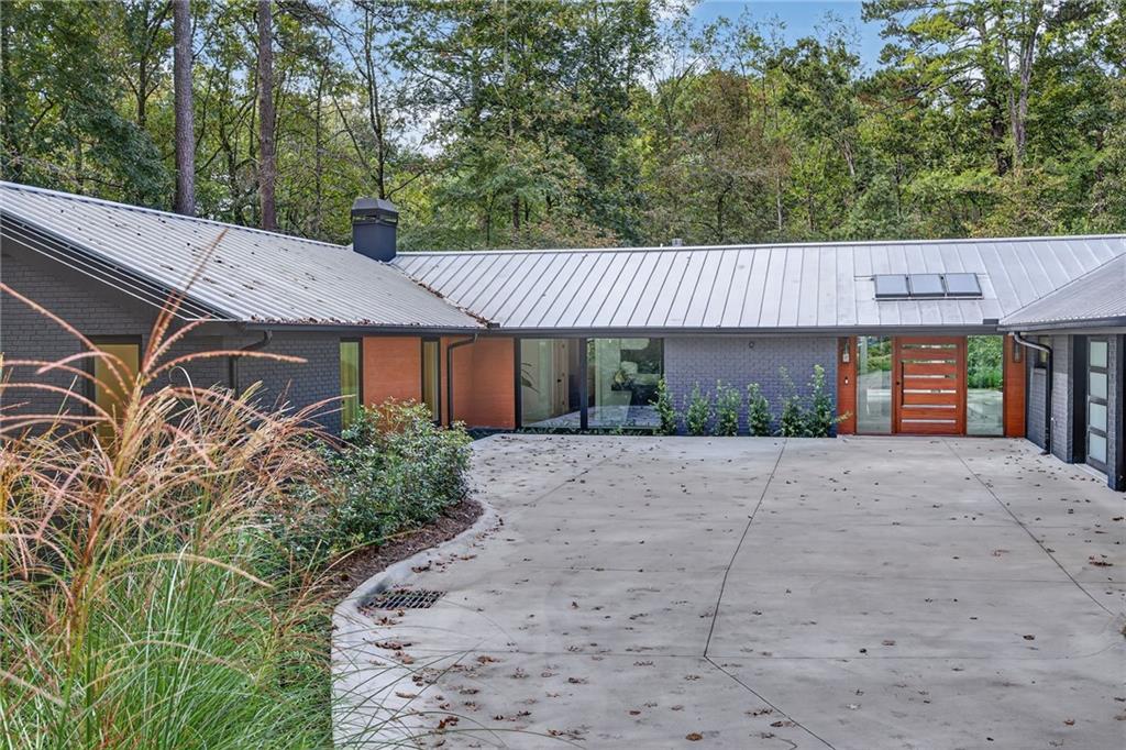 585 Amberidge Trail Northwest Atlanta, GA 30328 - Photo 5 of 103