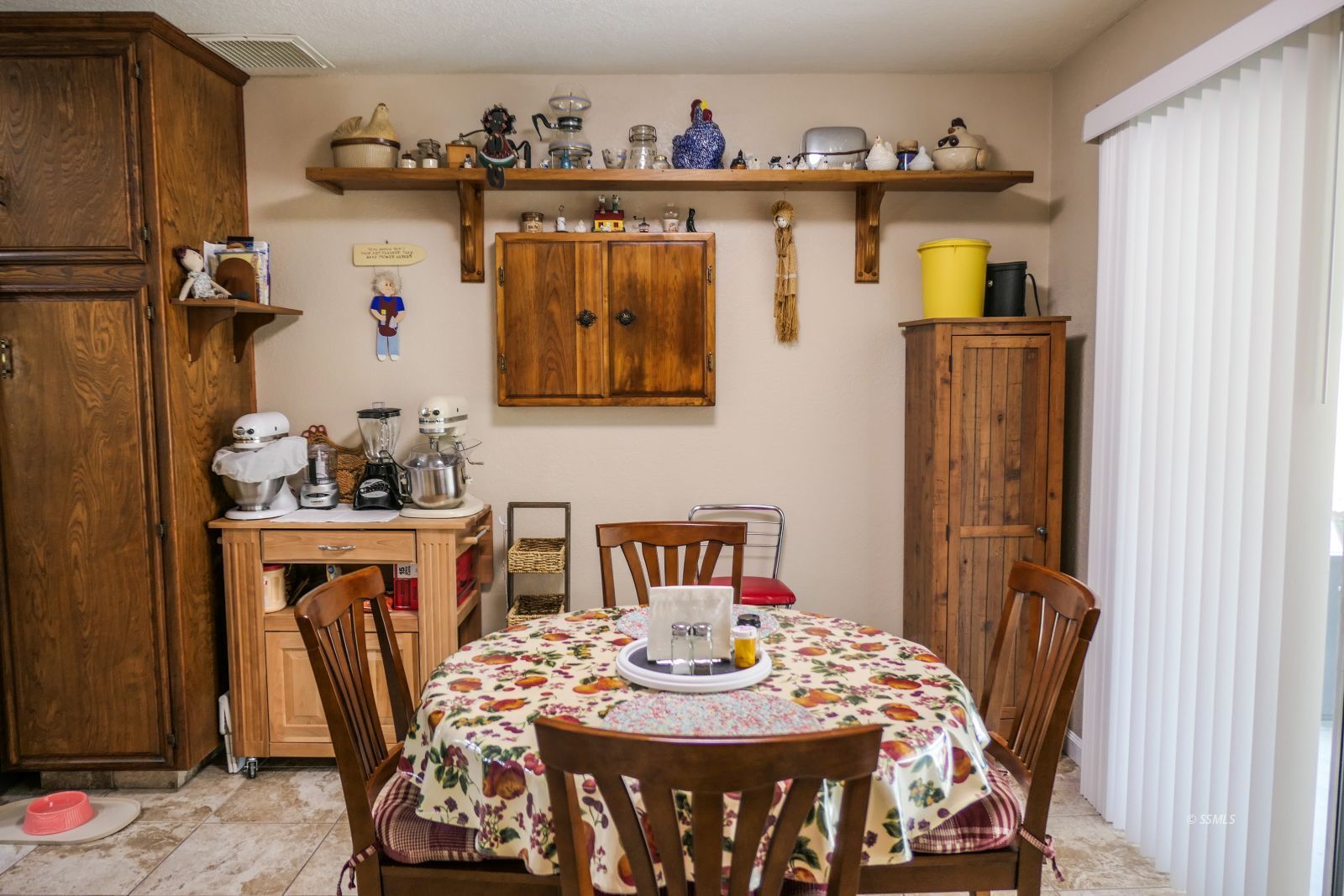 308 South Lilac Street Ridgecrest, CA 93555 - Photo 20 of 50 a view of a dining room with furniture and wooden floor