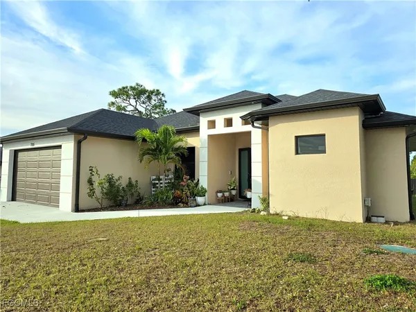 a front view of house with yard