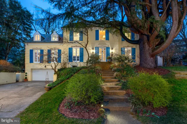 a black and white photo of a living room