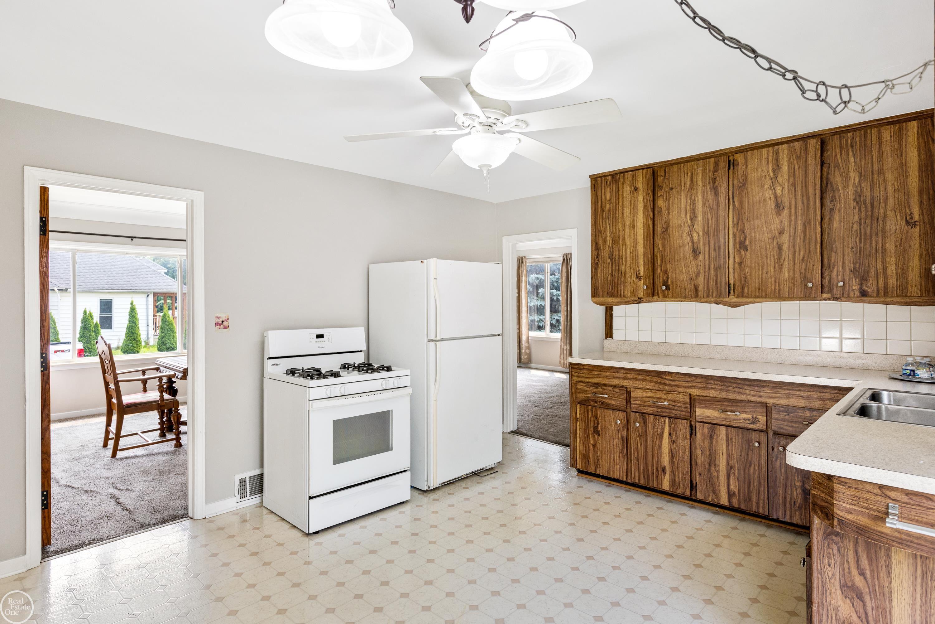 15151 Stephens Road Eastpointe, MI 48021 - Photo 13 of 41