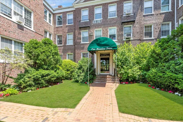 $470,000 | 1 Meadow Drive, Unit 3K, Woodmere, NY 11598