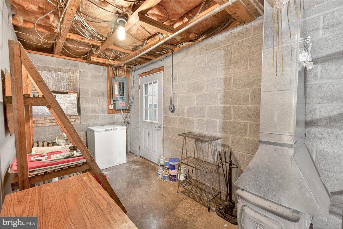 9505 Cabbage Run Road Frederick, MD 21701 - Photo 33 of 50 a view of a room with wooden floor and windows