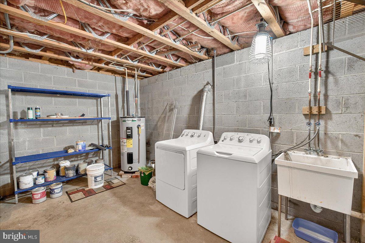 9505 Cabbage Run Road Frederick, MD 21701 - Photo 34 of 50 a utility room with dryer and washer