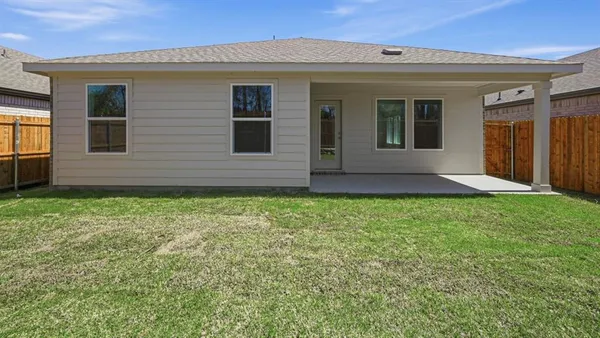 a view of front of a house with a yard