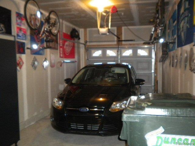 10225 Crossview Trail Howell, MI 48855 - Photo 2 of 17 Oversized One Car Garage.jpg