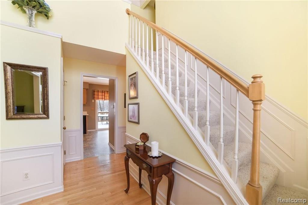 1227 Arms Court Rochester Hills, MI 48307 - Photo 8 of 37