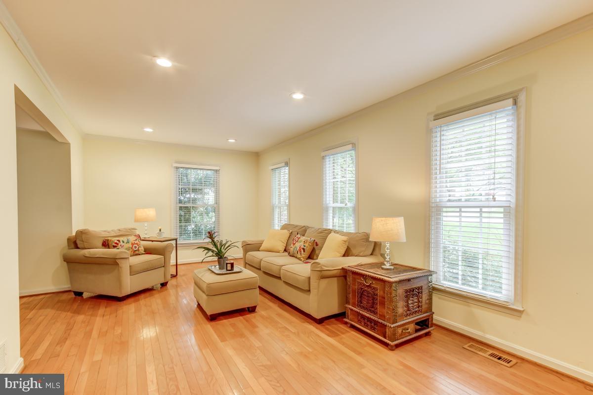 1808 Post Oak Trail Reston, VA 20191 - Photo 10 of 51 Living Room w/Big Windows & 2" Blinds