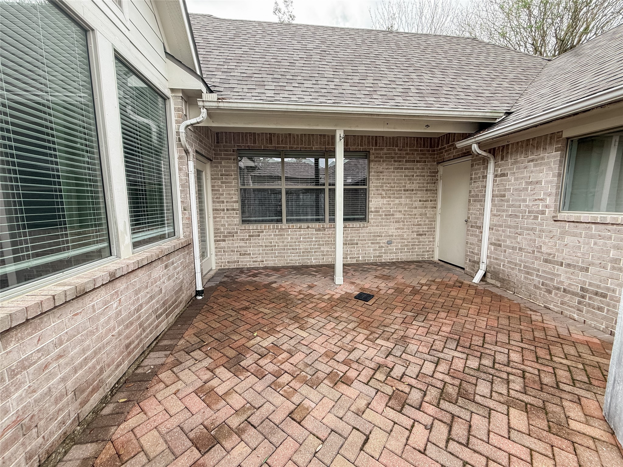 2426 Clippers Square Houston, TX 77058 - Photo 32 of 34 a front view of a house with a shower