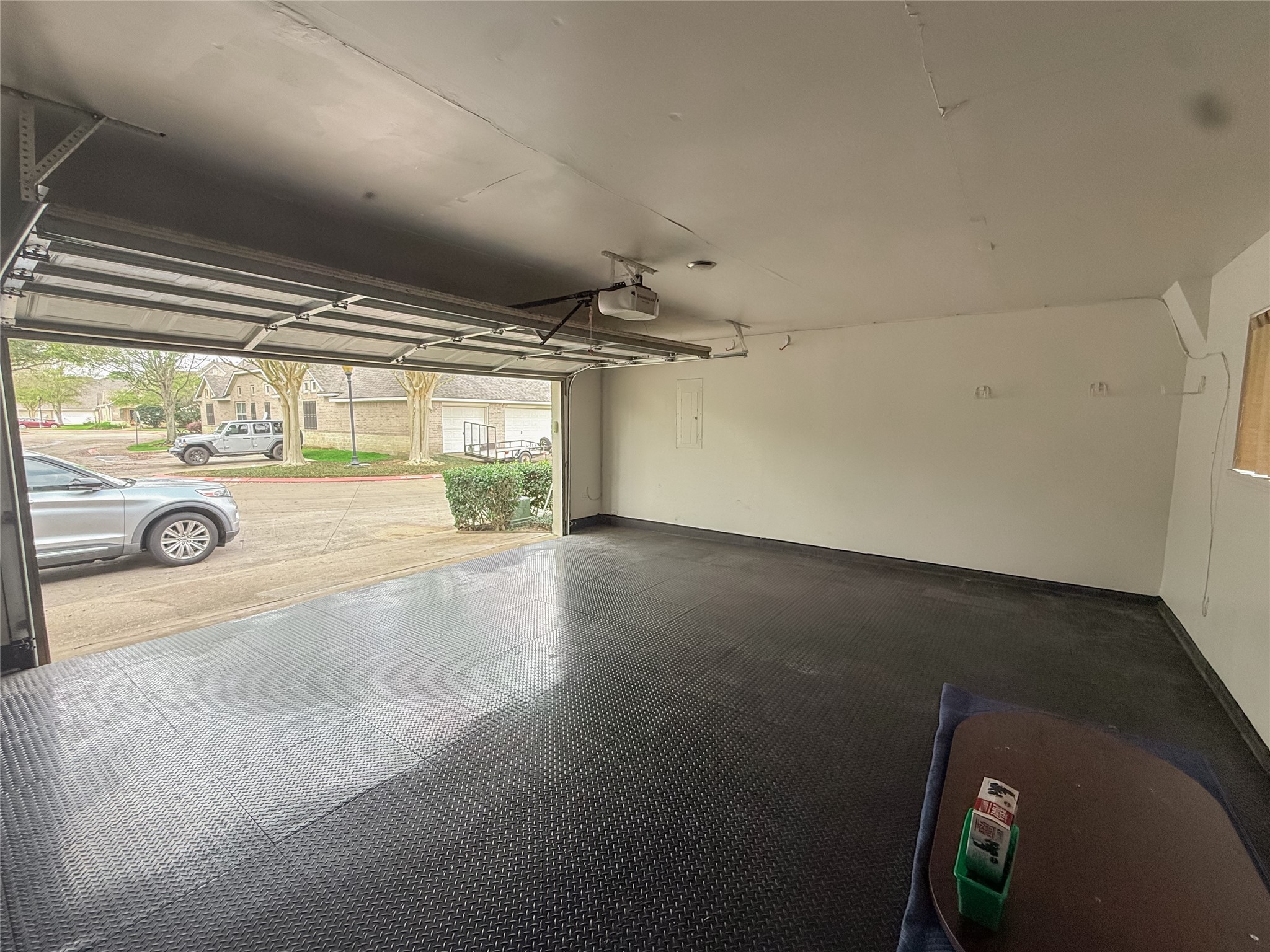 2426 Clippers Square Houston, TX 77058 - Photo 33 of 34 an empty room with windows