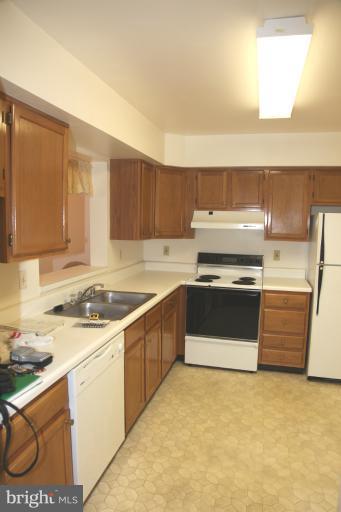 465 Pleasanton Road, Unit C22 Westminster, MD 21157 - Photo 8 of 19 Kitchen