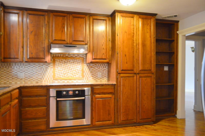 2591 Rue Palafox Biloxi, MS 39531 - Photo 6 of 33 Kitchen