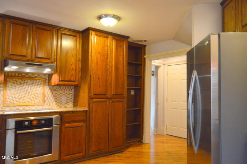2591 Rue Palafox Biloxi, MS 39531 - Photo 8 of 33 Kitchen