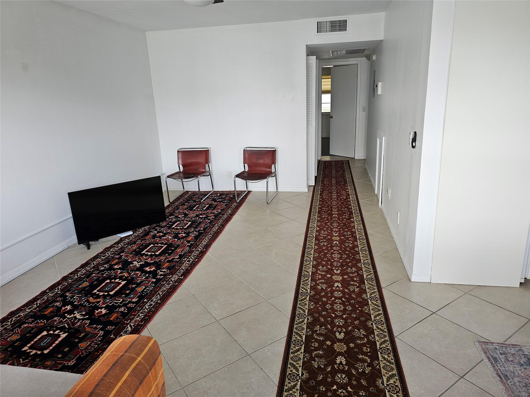 4038 Hythe A, Unit 4038 Boca Raton, FL 33434 - Photo 3 of 28 LIVING ROOM