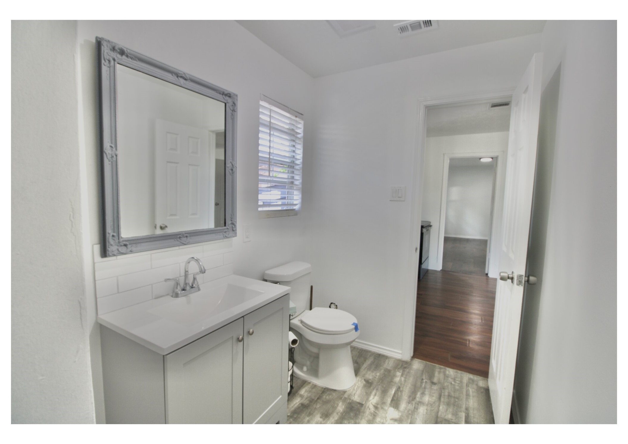 409 Robert Lee Road Houston, TX 77009 - Photo 14 of 32 Bathroom picture