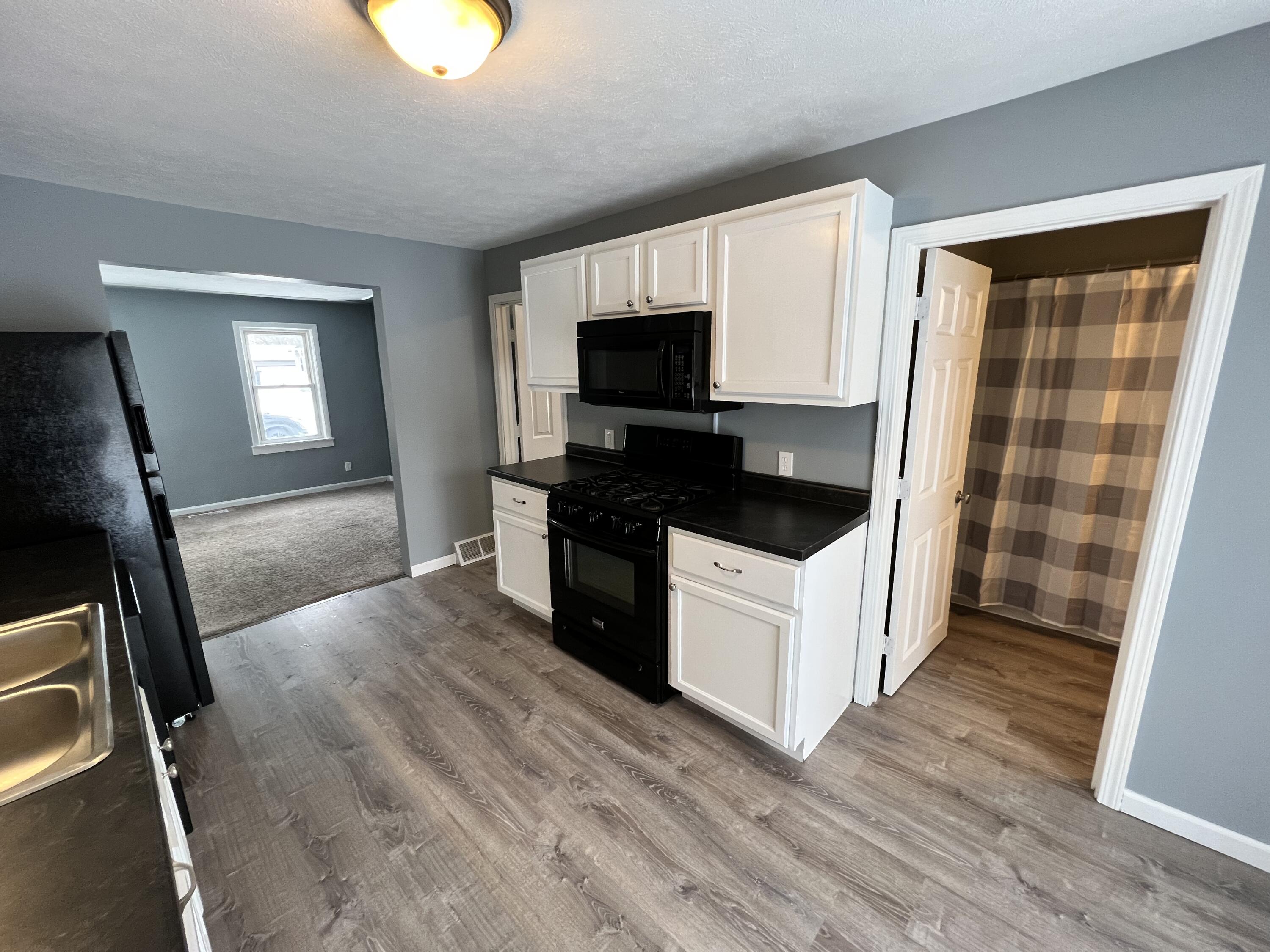 1046 Ducey Avenue Muskegon, MI 49442 - Photo 8 of 13 08 - Kitchen