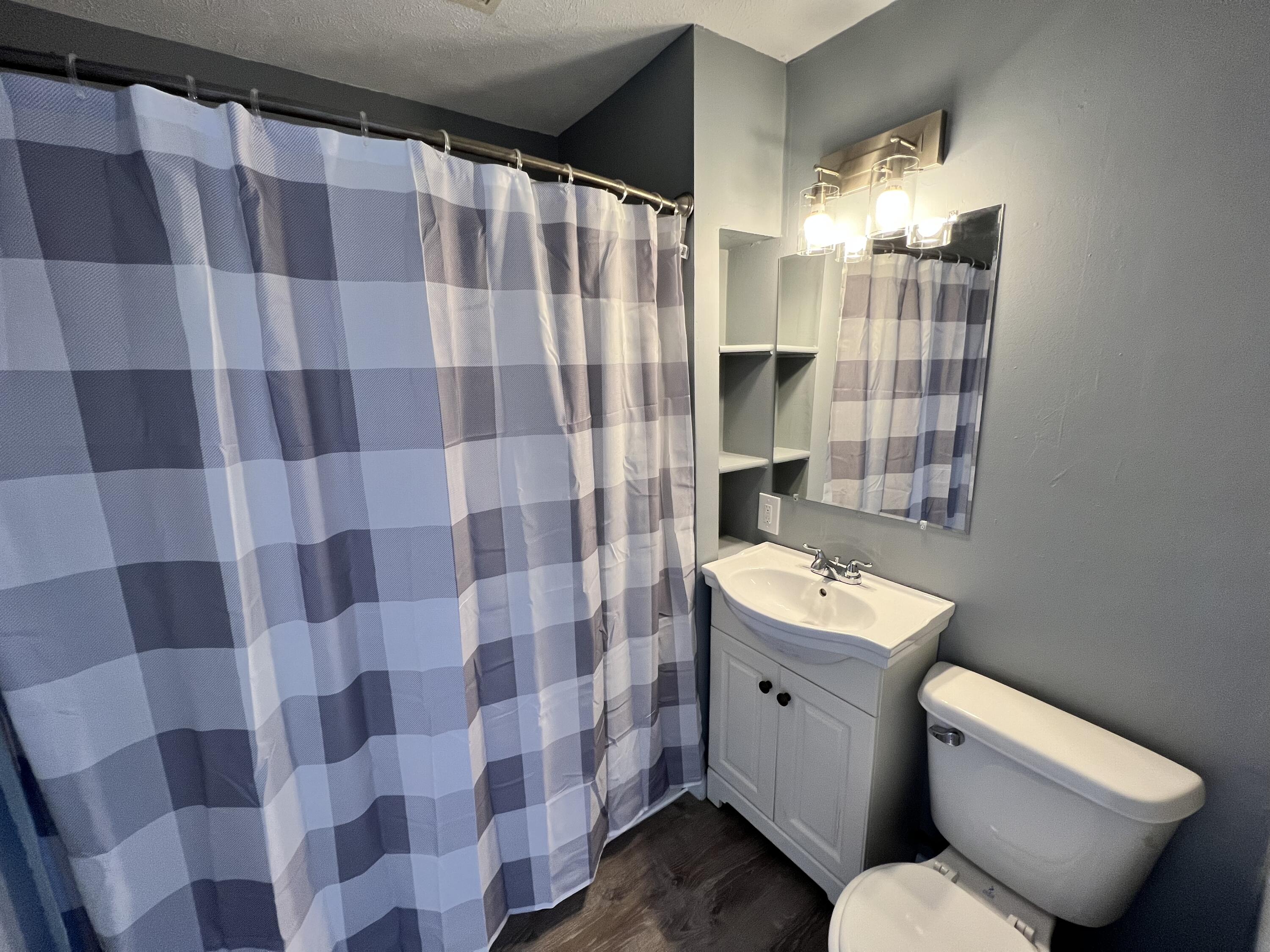 1046 Ducey Avenue Muskegon, MI 49442 - Photo 9 of 13 09 - Bathroom