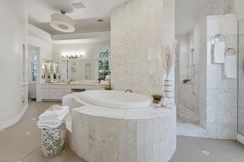 4248 Citrus Drive Fallbrook, CA 92028 - Photo 30 of 71 a bathroom with a sink a mirror and a bathtub