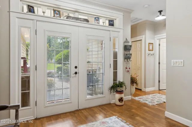 a black and white photo of a picture