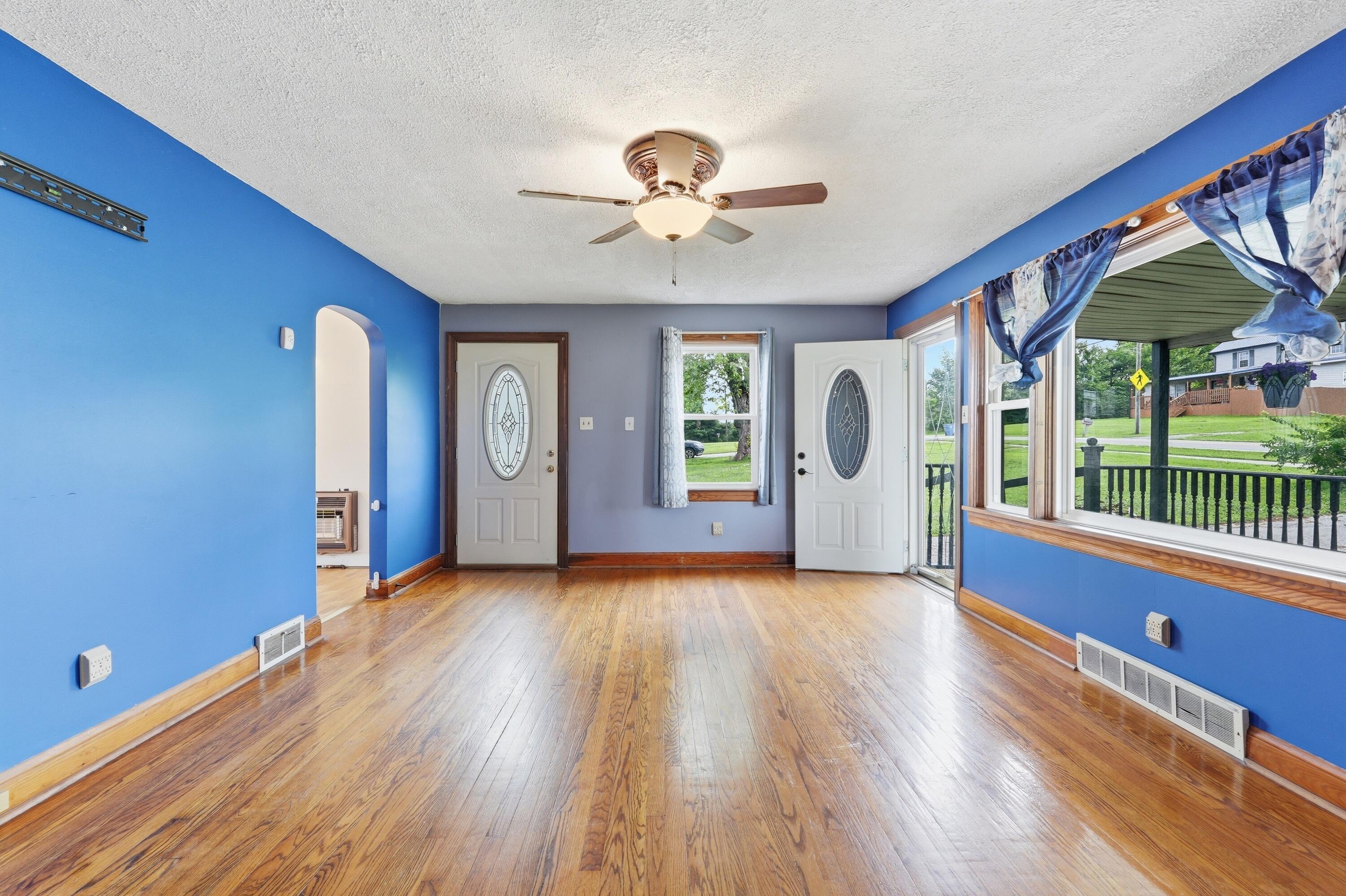 671 Main Street Pleasureville, KY 40057 - Photo 6 of 30 671main_louisvillerealestatemedia_029